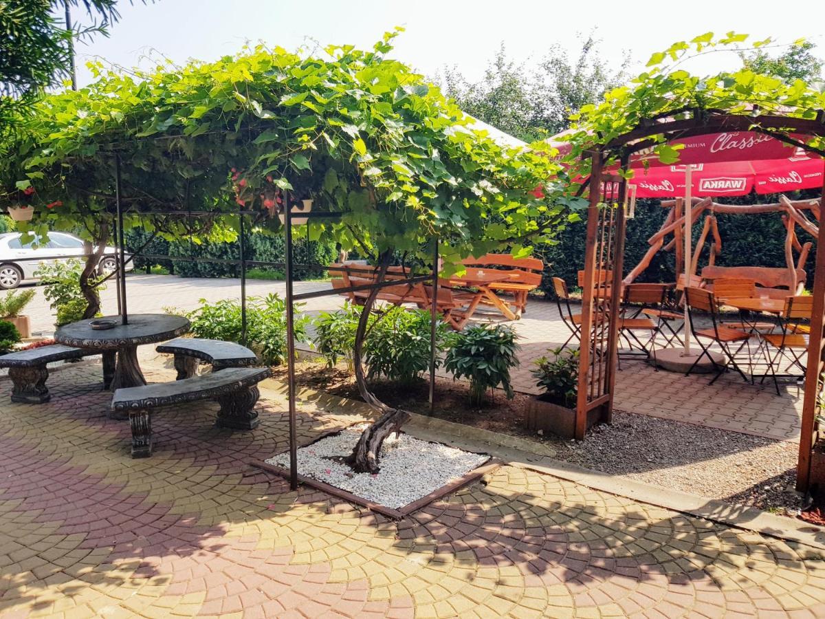 Willa-Restauracja Victoria Ostrowiec Swietokrzyski Luaran gambar