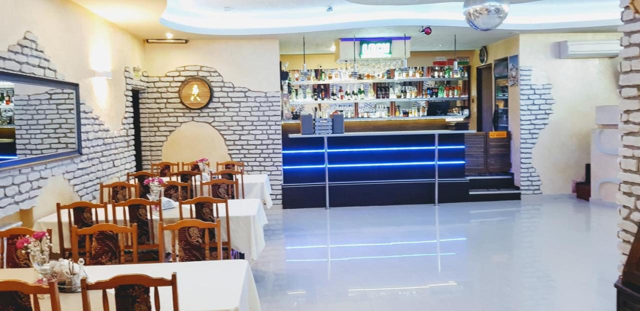 Willa-Restauracja Victoria Ostrowiec Swietokrzyski Luaran gambar