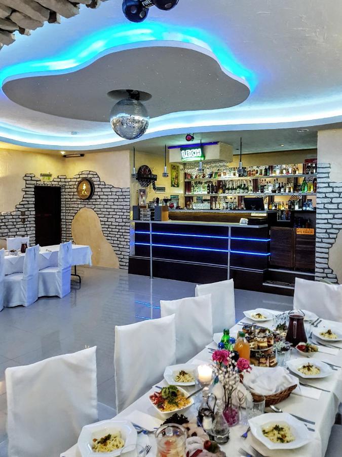 Willa-Restauracja Victoria Ostrowiec Swietokrzyski Luaran gambar