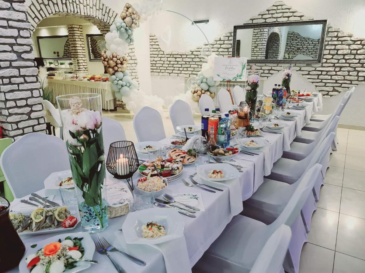 Willa-Restauracja Victoria Ostrowiec Swietokrzyski Luaran gambar