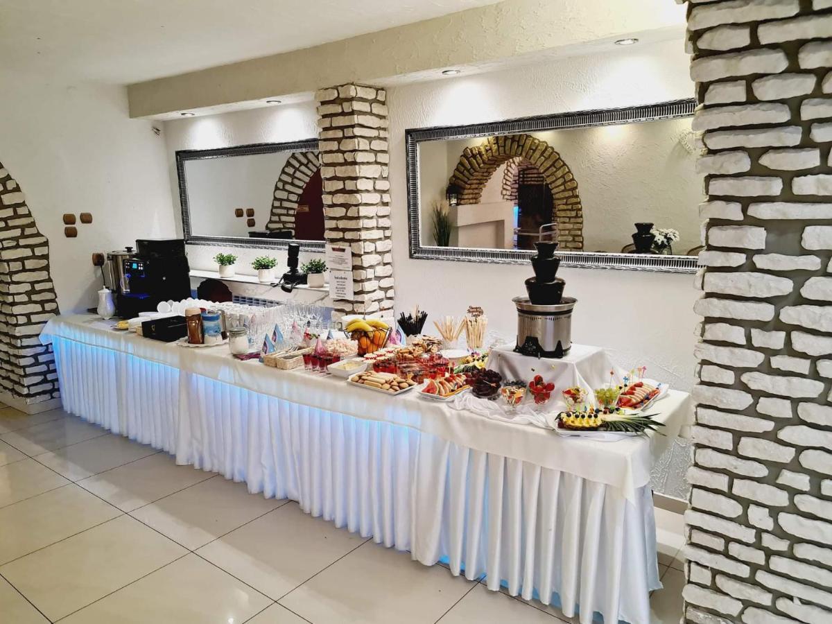 Willa-Restauracja Victoria Ostrowiec Swietokrzyski Luaran gambar