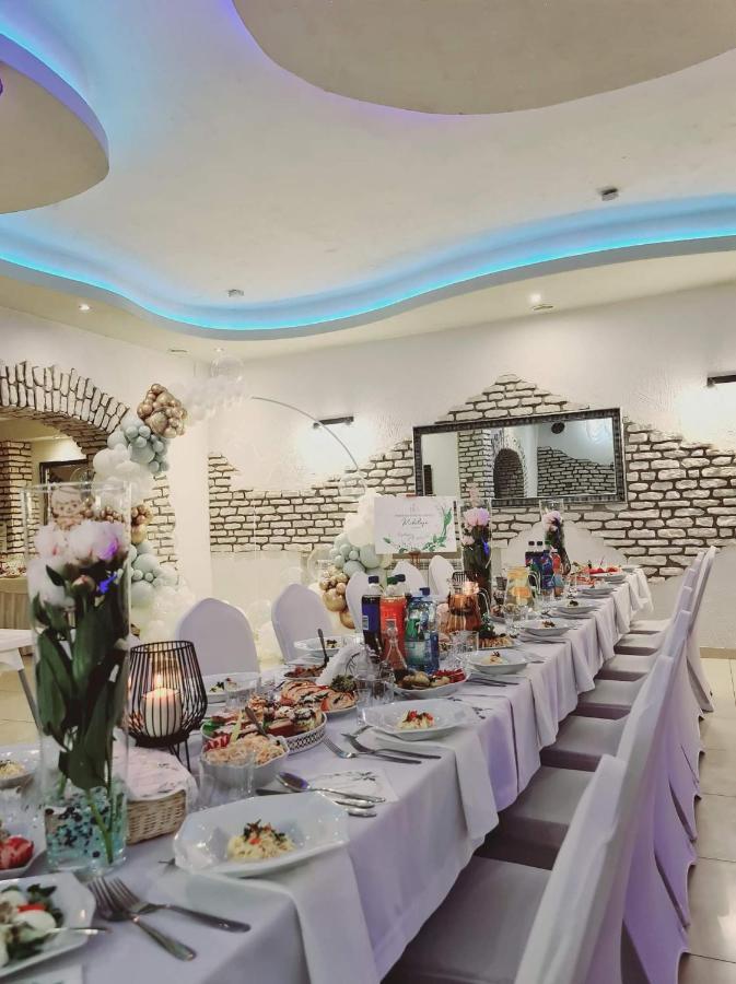Willa-Restauracja Victoria Ostrowiec Swietokrzyski Luaran gambar