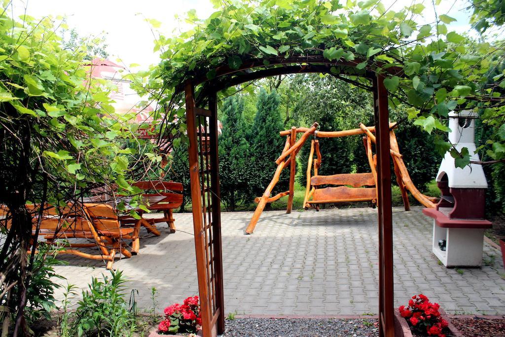 Willa-Restauracja Victoria Ostrowiec Swietokrzyski Luaran gambar