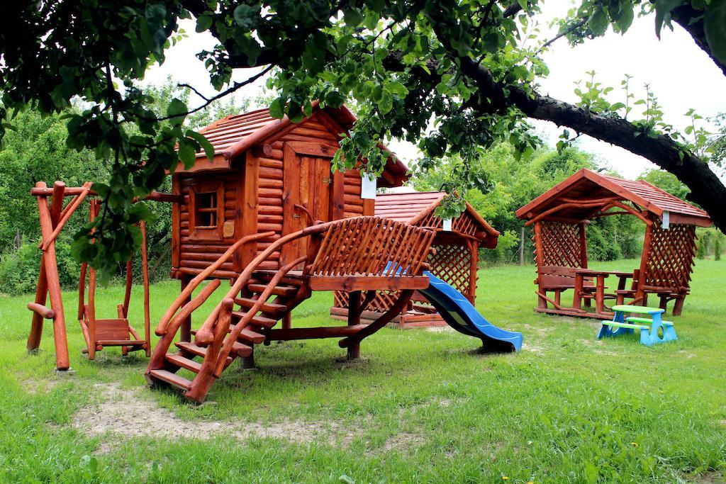 Willa-Restauracja Victoria Ostrowiec Swietokrzyski Luaran gambar