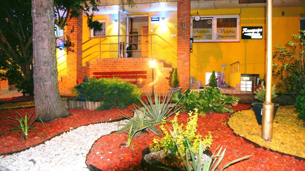 Willa-Restauracja Victoria Ostrowiec Swietokrzyski Luaran gambar